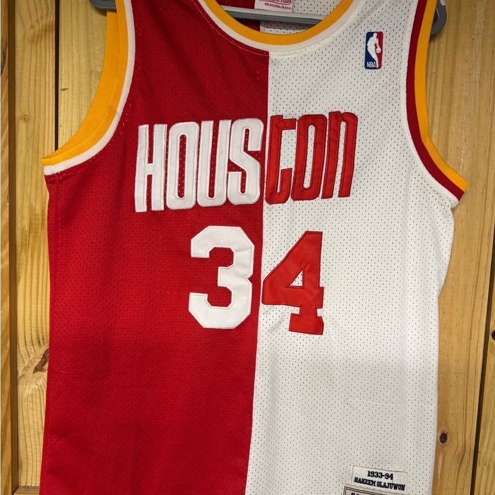 Mitchell & Ness Hakeem Olajuwon Jersey in Red and White